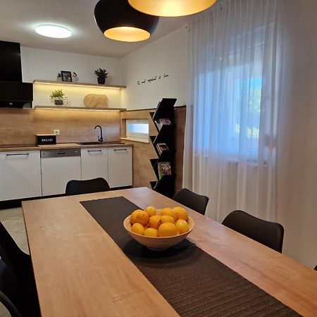 Beautiful Holiday Home "Villa Luka" Kaštel Štafilić Kültér fotó