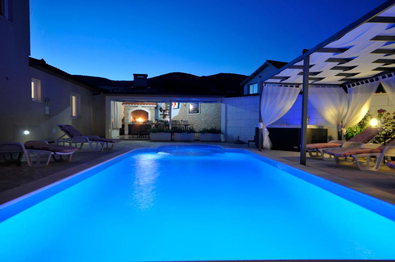 Beautiful Holiday Home "Villa Luka" Kaštel Štafilić Kültér fotó
