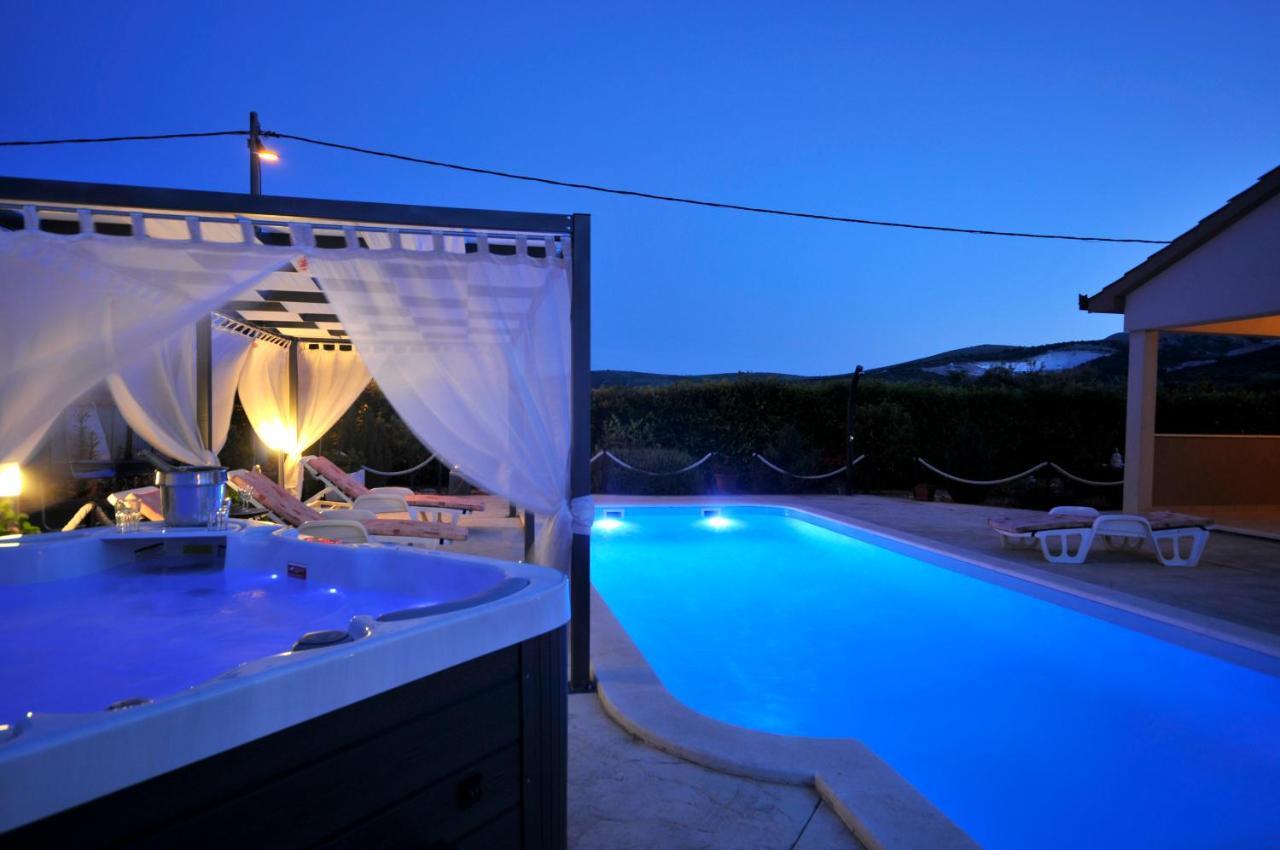 Beautiful Holiday Home "Villa Luka" Kaštel Štafilić Kültér fotó