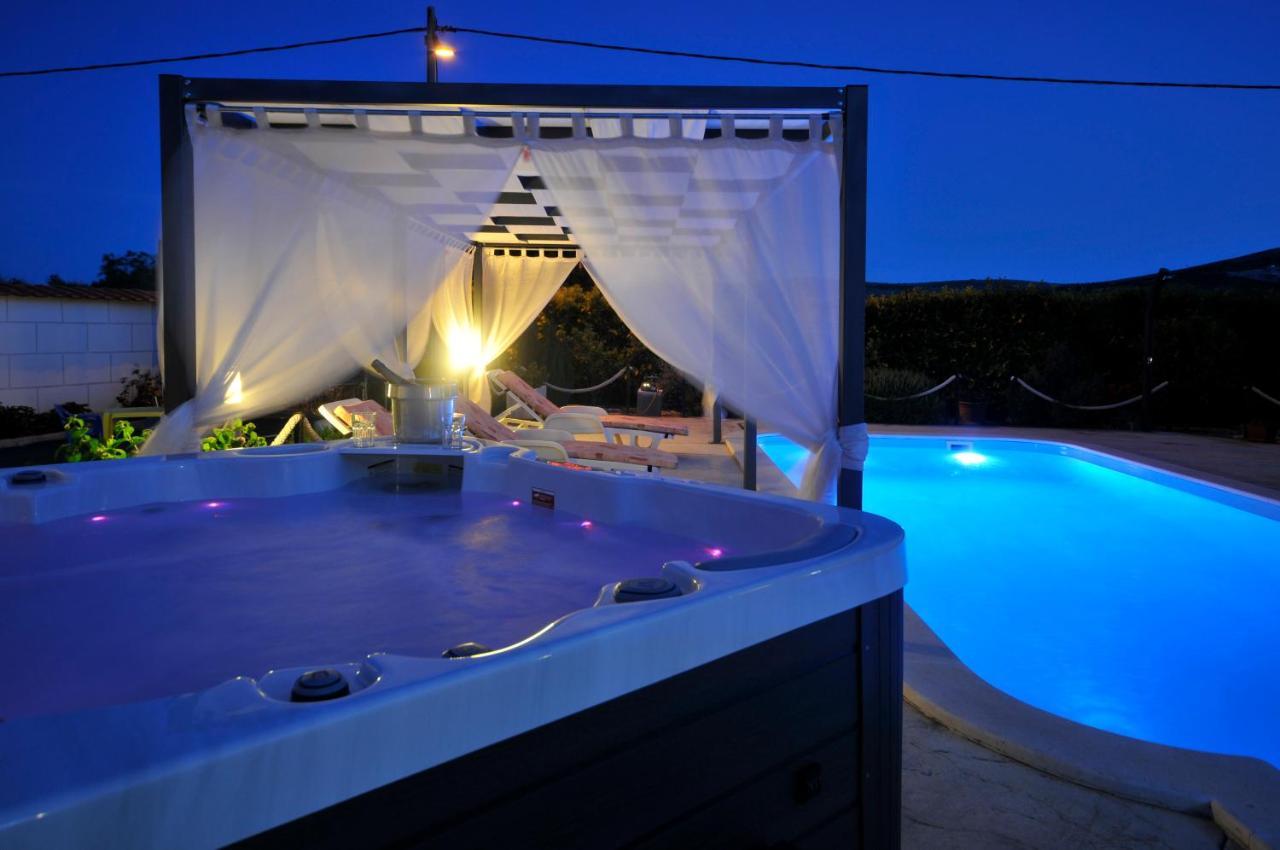 Beautiful Holiday Home "Villa Luka" Kaštel Štafilić Kültér fotó