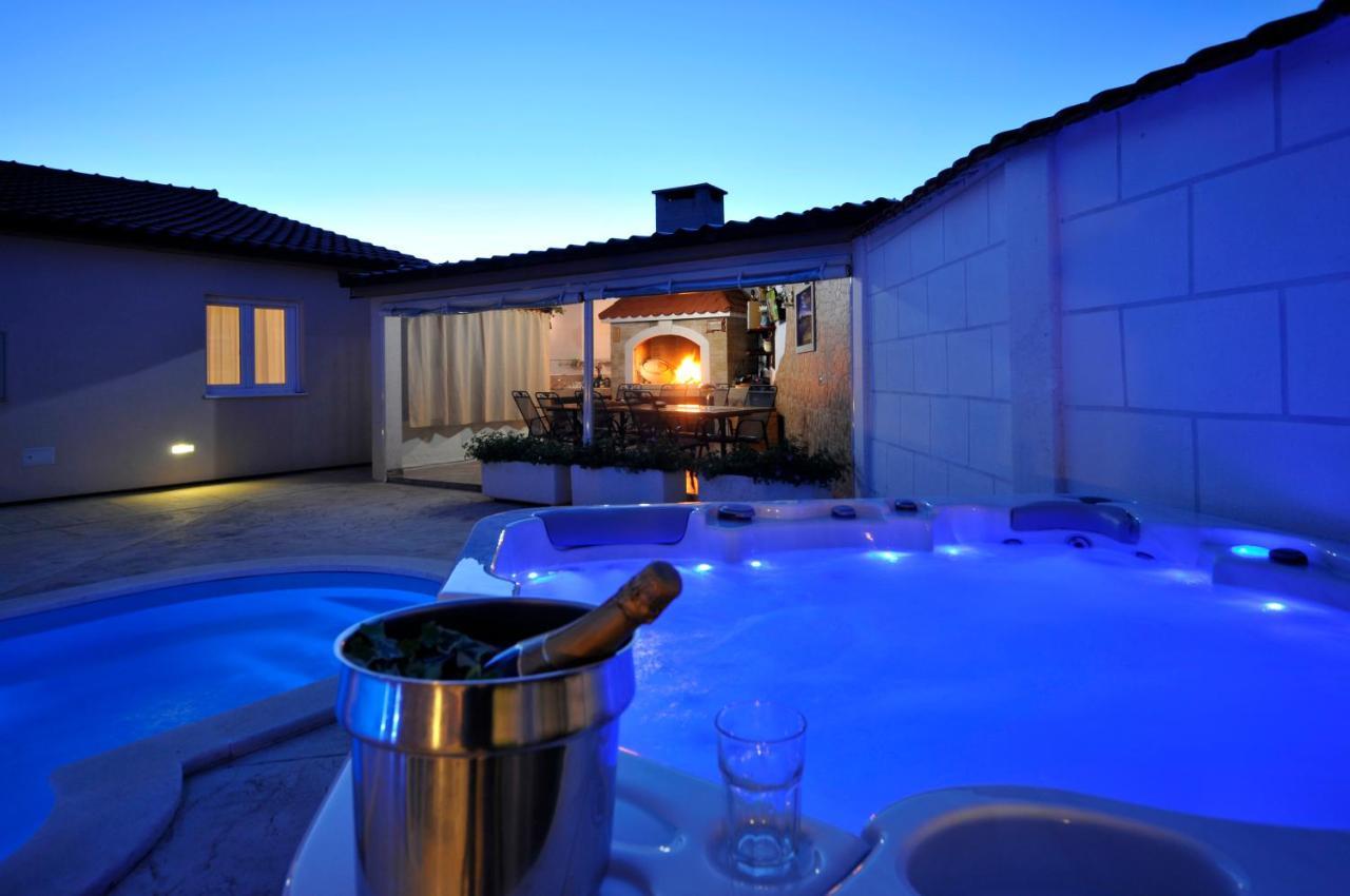 Beautiful Holiday Home "Villa Luka" Kaštel Štafilić Kültér fotó