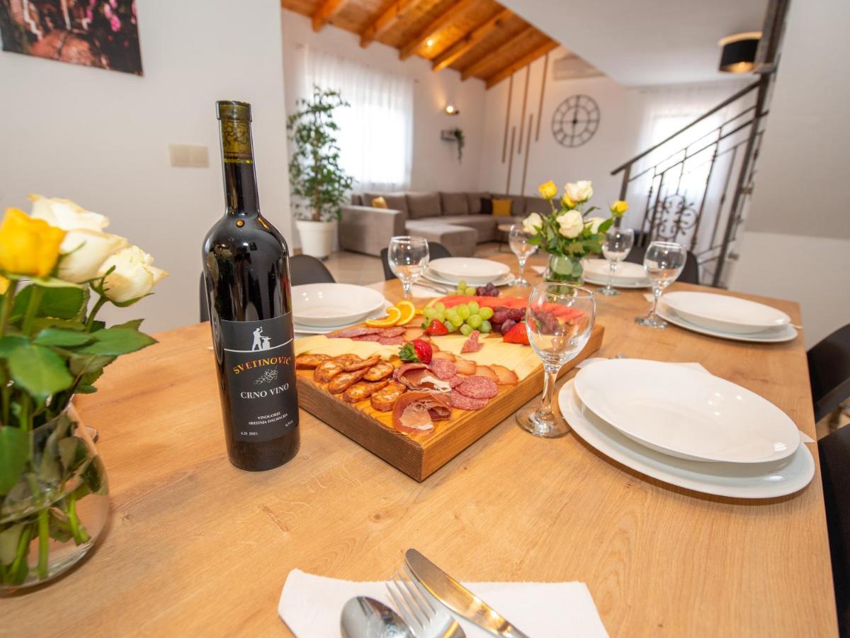 Beautiful Holiday Home "Villa Luka" Kaštel Štafilić Kültér fotó