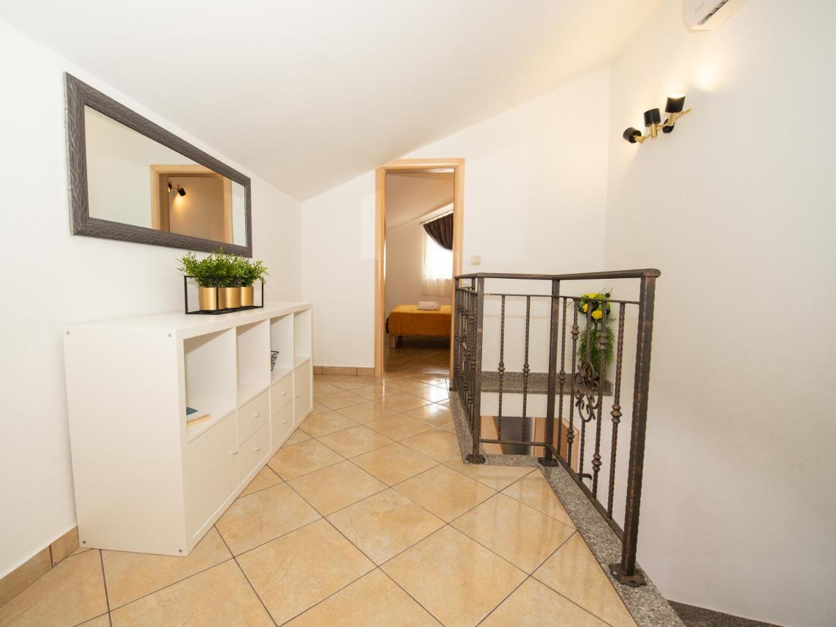 Beautiful Holiday Home "Villa Luka" Kaštel Štafilić Kültér fotó