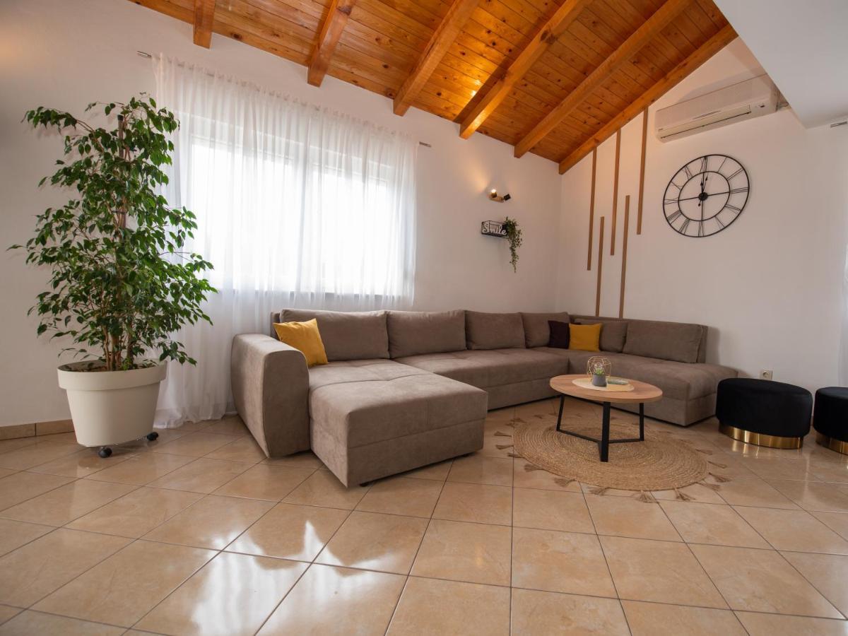 Beautiful Holiday Home "Villa Luka" Kaštel Štafilić Kültér fotó
