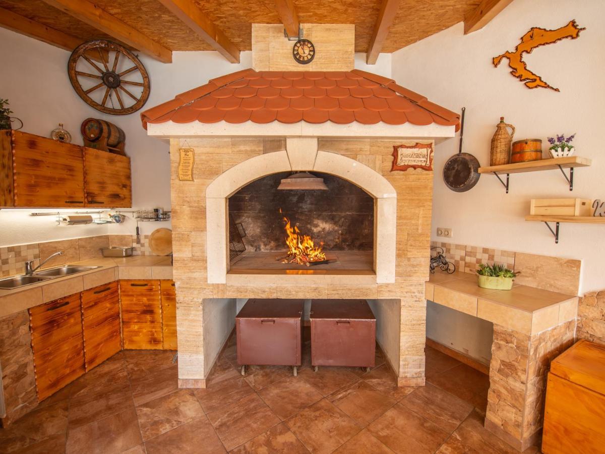 Beautiful Holiday Home "Villa Luka" Kaštel Štafilić Kültér fotó