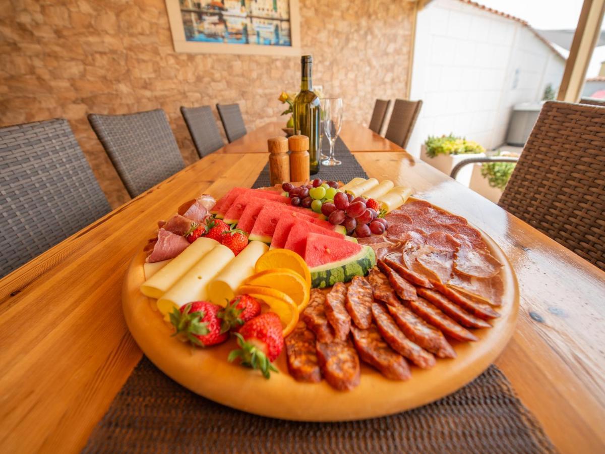 Beautiful Holiday Home "Villa Luka" Kaštel Štafilić Kültér fotó