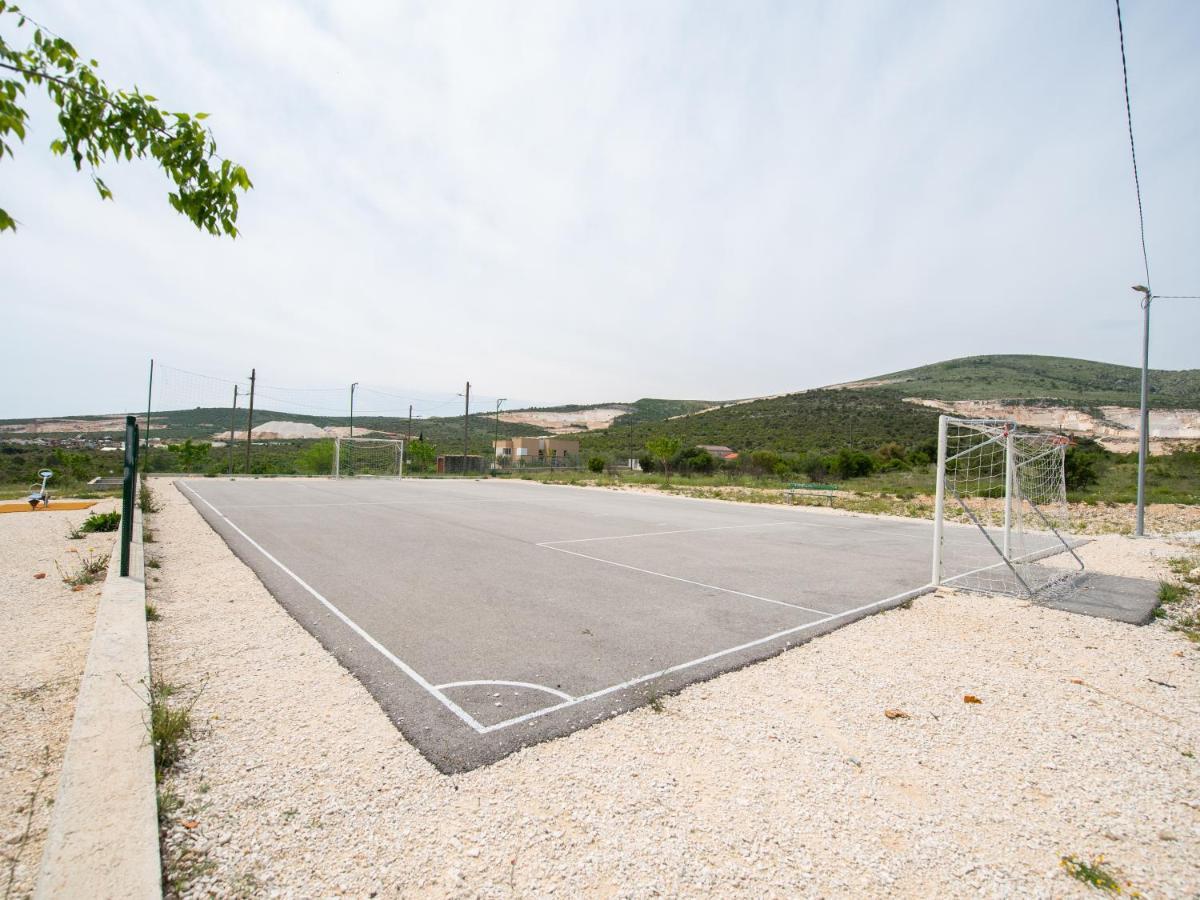 Beautiful Holiday Home "Villa Luka" Kaštel Štafilić Kültér fotó