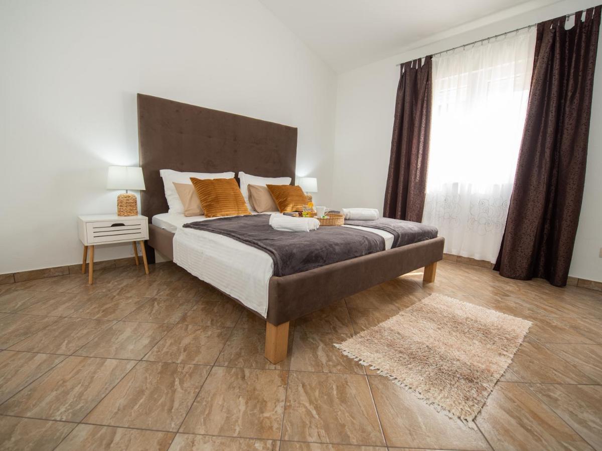 Beautiful Holiday Home "Villa Luka" Kaštel Štafilić Kültér fotó