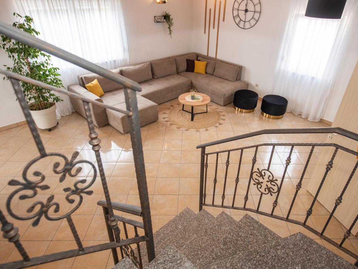 Beautiful Holiday Home "Villa Luka" Kaštel Štafilić Kültér fotó