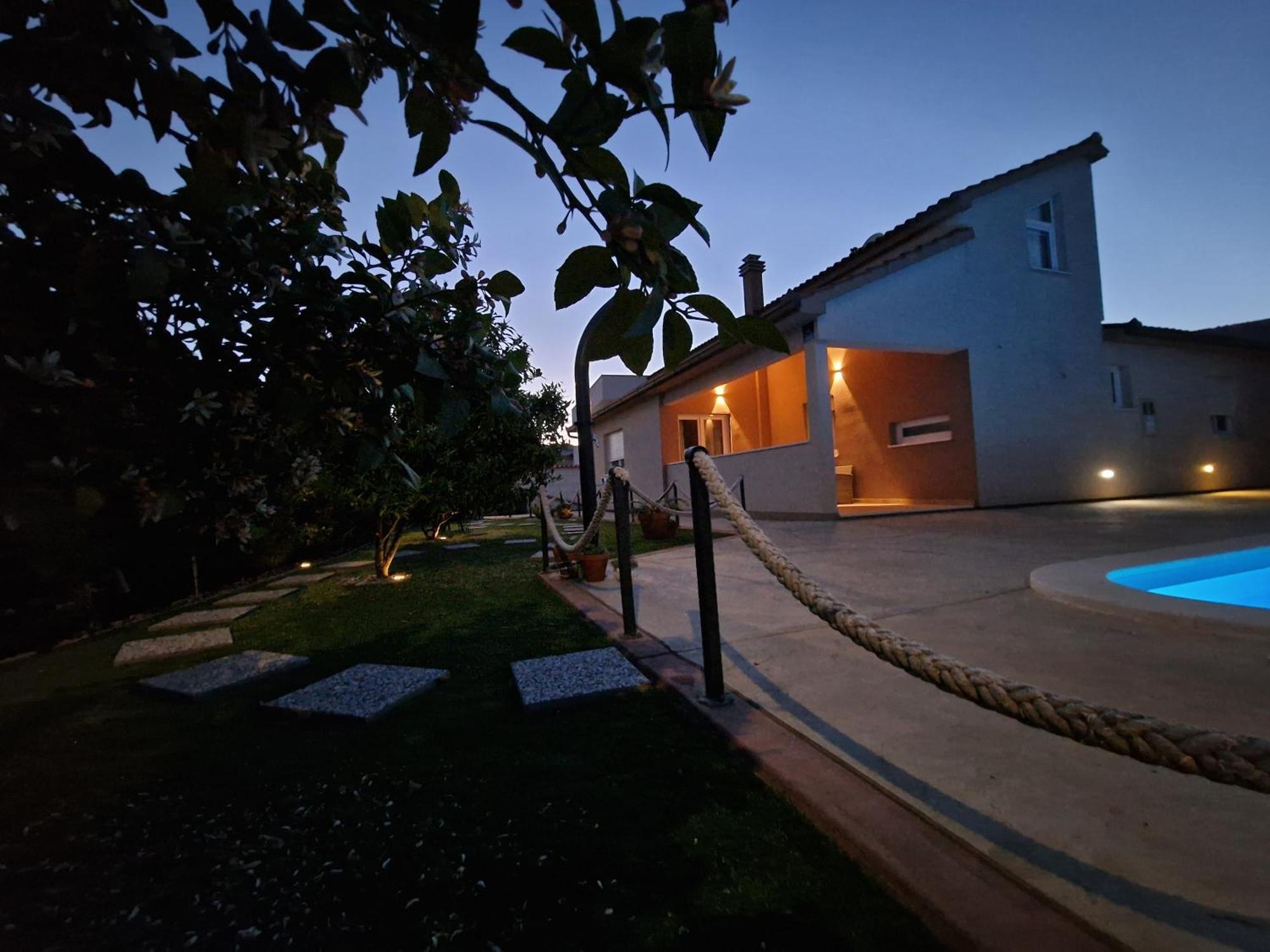 Beautiful Holiday Home "Villa Luka" Kaštel Štafilić Kültér fotó