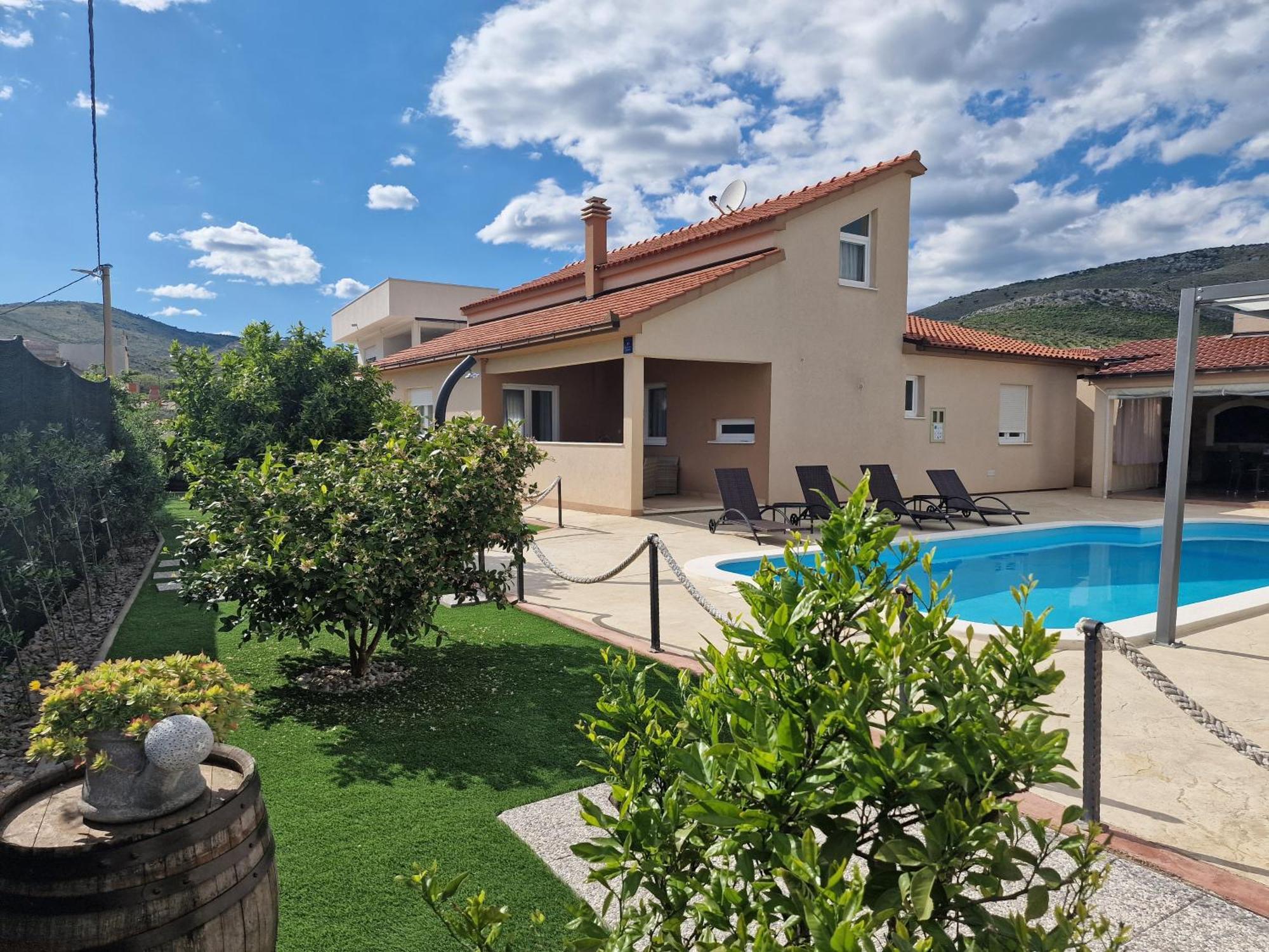 Beautiful Holiday Home "Villa Luka" Kaštel Štafilić Kültér fotó